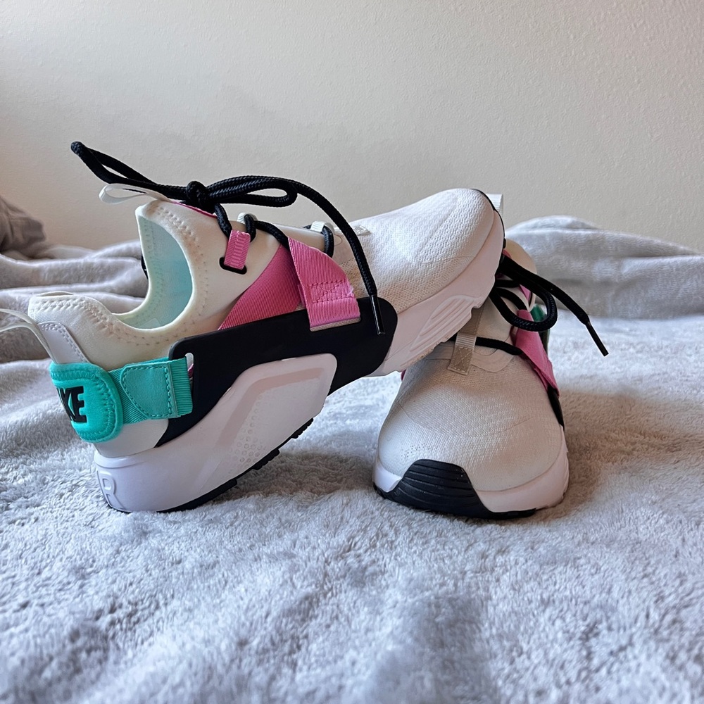 Nike Air Huarache. Size 7 1/2. Worn only once. Brand new.